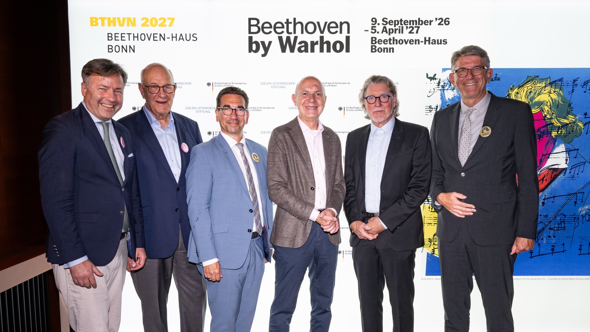 Ehrengäste am roten Teppich vor dem Eingang des Beethoven-Hauses Bonn zur Ausstellungseröffnung „Beethoven by Warhol“