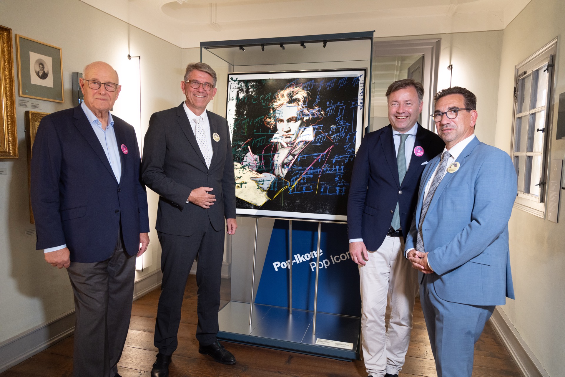 Enthüllung eines Warhol-Porträts von Beethoven bei der Ausstellungseröffnung im Beethoven-Haus Bonn
