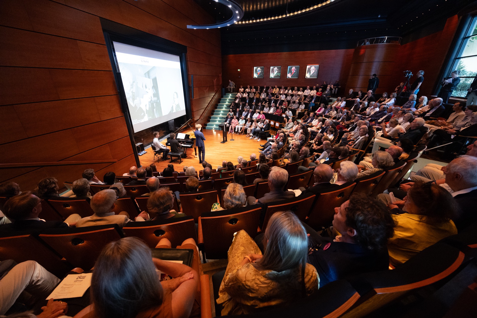 Publikum und Bühnenprogramm bei der Ausstellungseröffnung „Beethoven by Warhol“ im Kammermusiksaal des Beethoven-Hauses Bonn