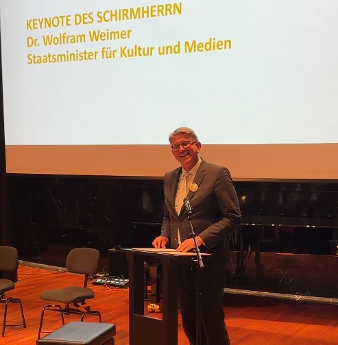 Staatsminister Dr. Wolfram Weimer am Rednerpult bei seiner Keynote zur Ausstellungseröffnung „Beethoven by Warhol“