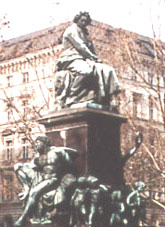 Zumbusch-Denkmal von links