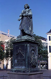 Hähnel-Denkmal von rechts