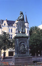 Hähnel-Denkmal von rechts 2