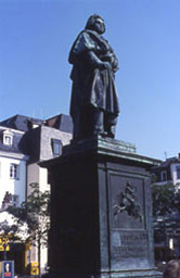 Hähnel-Denkmal von links